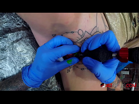 ❤️ Keçika pir tattookirî Sully Savage tattooek li ser klîtorê xwe kir. Vîdyoyê seksî li ku.xywewl.top