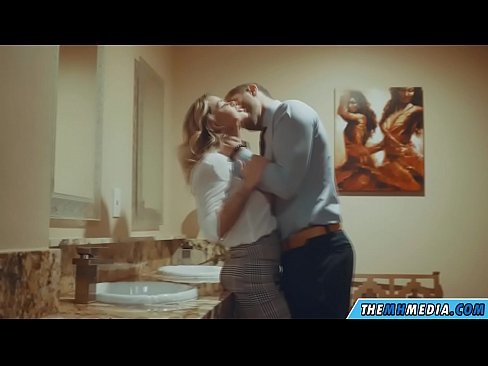 ❤️ Gava ku blondeyek busty we di nav hewşek gelemperî de dixapîne Vîdyoyê seksî li ku.xywewl.top